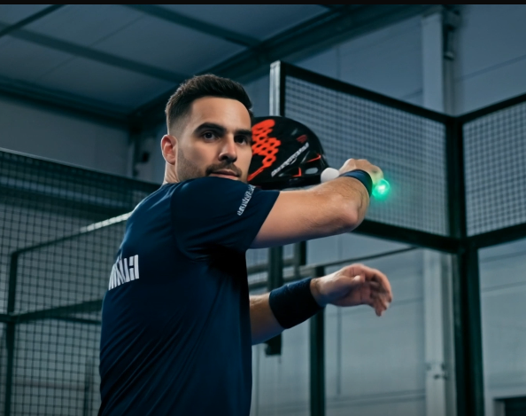 Jugador de pádel con sensor SwingLog